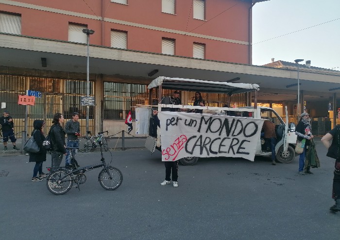 Modena, sfilano in 400: musica e corteo pacifico in una città blindata
