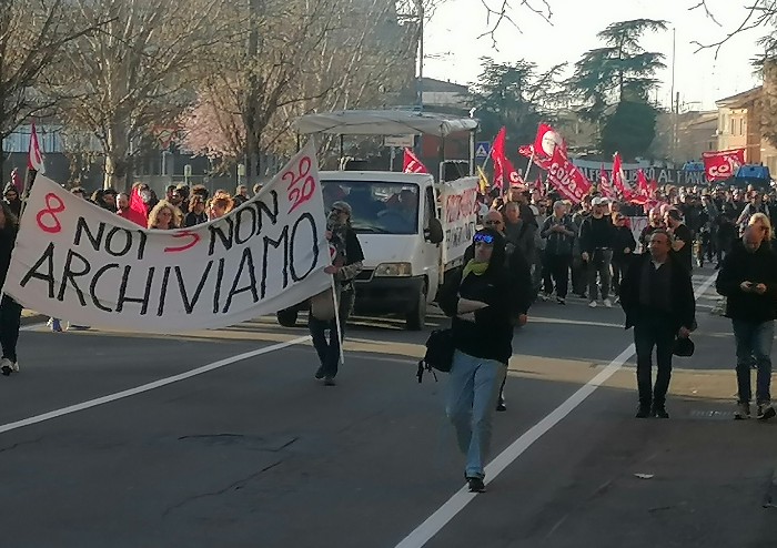 Modena, sfilano in 400: musica e corteo pacifico in una città blindata