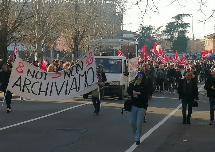 Modena, sfilano in 400: musica e corteo pacifico in una città blindata