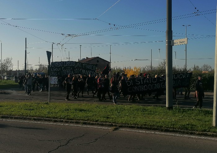Modena, sfilano in 400: musica e corteo pacifico in una città blindata