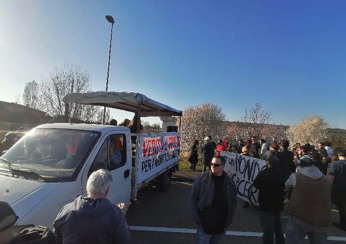 Modena, sfilano in 400: musica e corteo pacifico in una città blindata