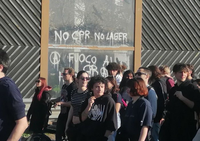 Modena, sfilano in 400: musica e corteo pacifico in una città blindata