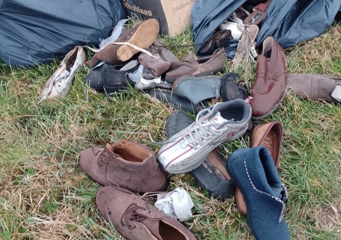 Soliera, centinaia di vecchie scarpe abbandonante nel cavo Lama