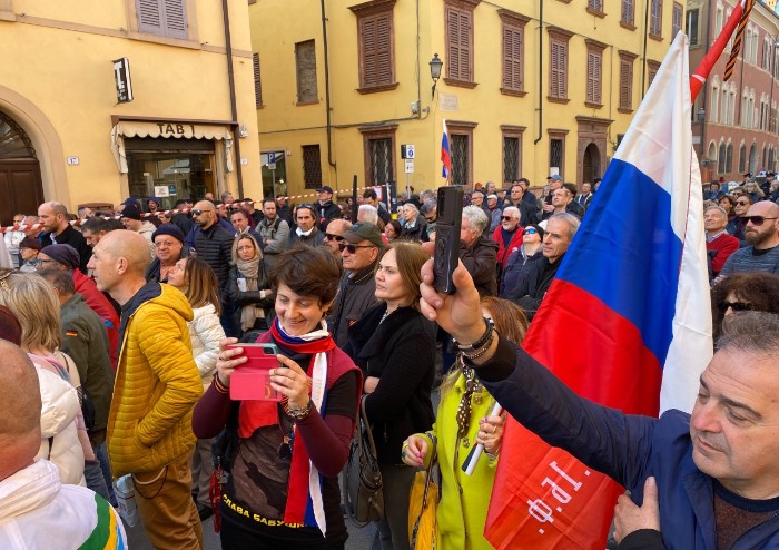 Stop armi all'Ucraina, al corteo di Modena sventolano bandiere russe