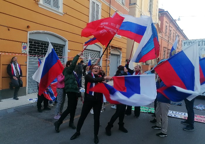 Stop armi all'Ucraina, al corteo di Modena sventolano bandiere russe