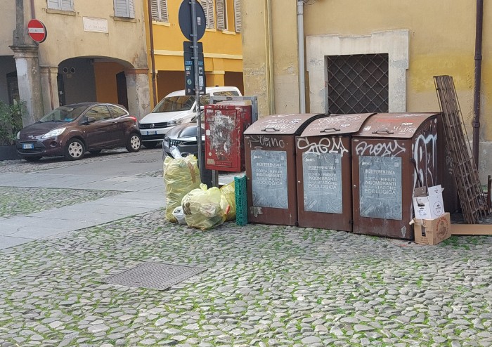 Rifiuti e sacchi abbandonati: una domenica in centro a Modena