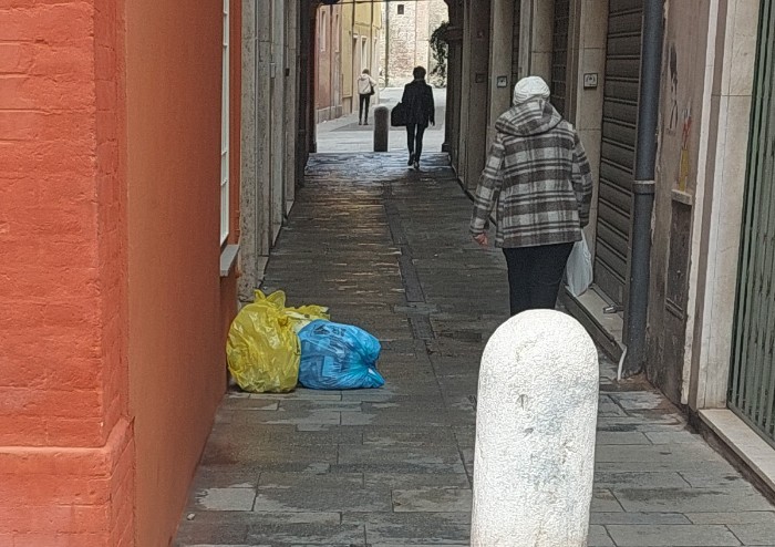 Rifiuti e sacchi abbandonati: una domenica in centro a Modena