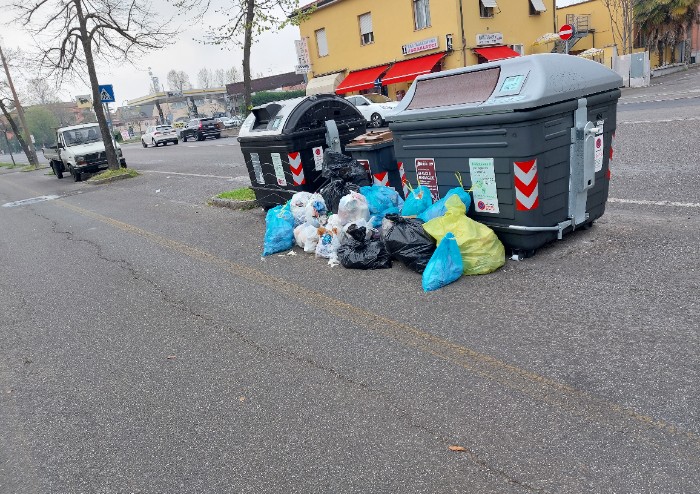 Caos rifiuti, a Modena situazione fuori controllo
