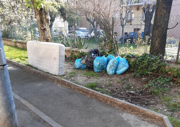 Modena, rifiuti ovunque: anche accanto ai tavolini della colazione