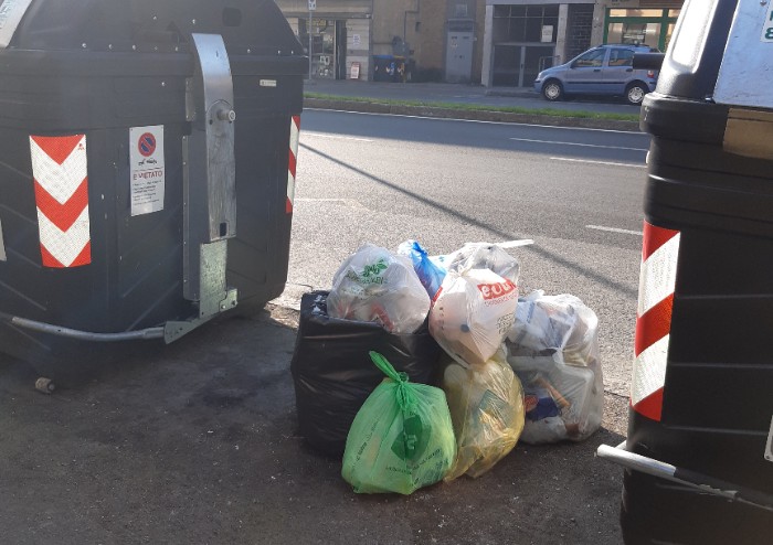 Modena, rifiuti ovunque: anche accanto ai tavolini della colazione