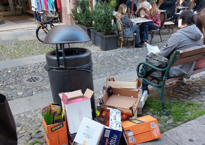 Modena, rifiuti ovunque: anche accanto ai tavolini della colazione