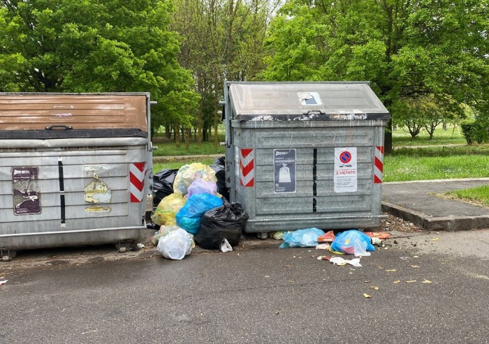 Modena sommersa dai rifiuti: un altro lunedì di passione