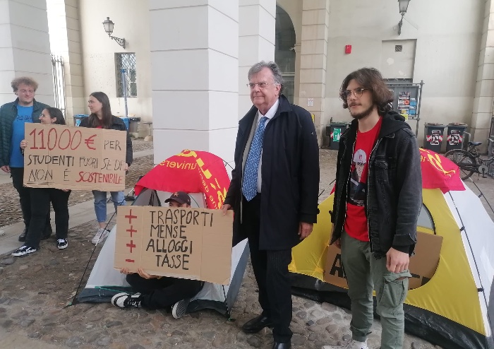 Alloggi universitari, la protesta delle tende a Modena. Solidarietà del rettore