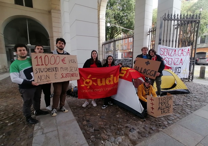 Alloggi universitari, la protesta delle tende a Modena. Solidarietà del rettore