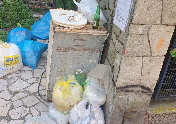 Degrado rifiuti a Modena, la situazione in via Archirola