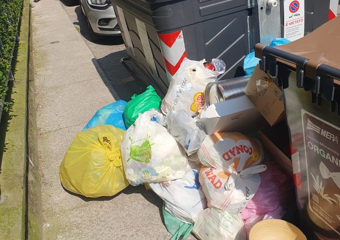 Degrado rifiuti a Modena, la situazione in via Archirola