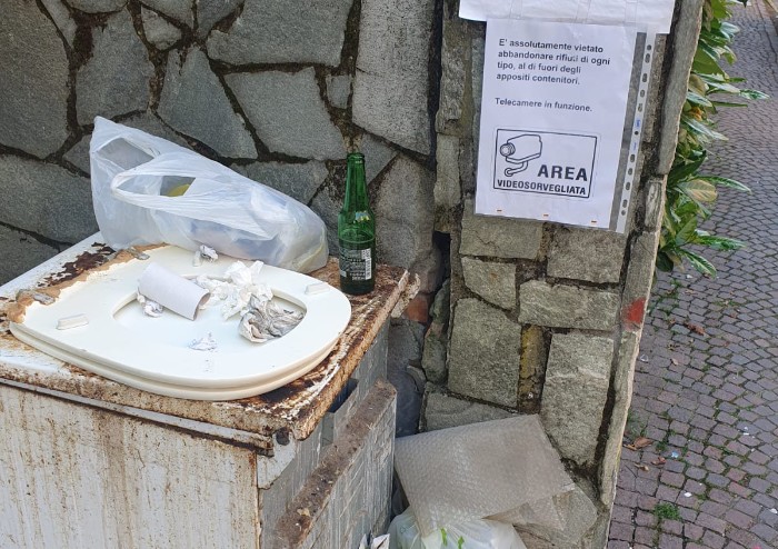 Degrado rifiuti a Modena, la situazione in via Archirola