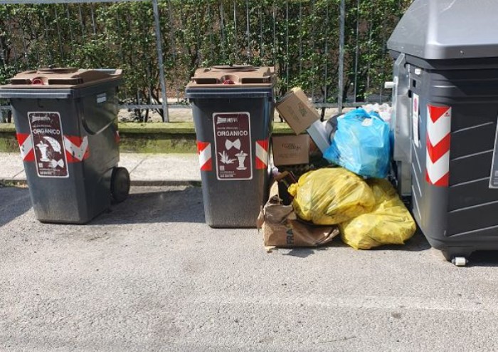 Degrado rifiuti a Modena, la situazione in via Archirola