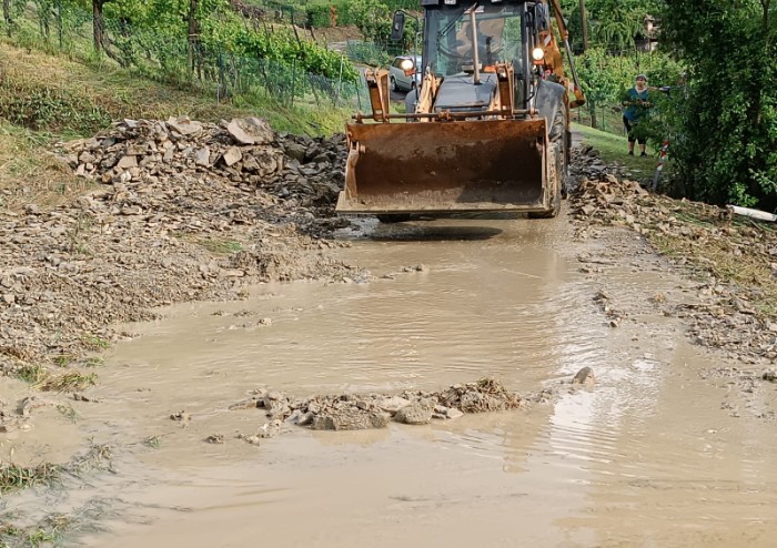 Forti temporali in tutta la provincia, chiusa la SP24 a Saltino, travolta da fango e detriti