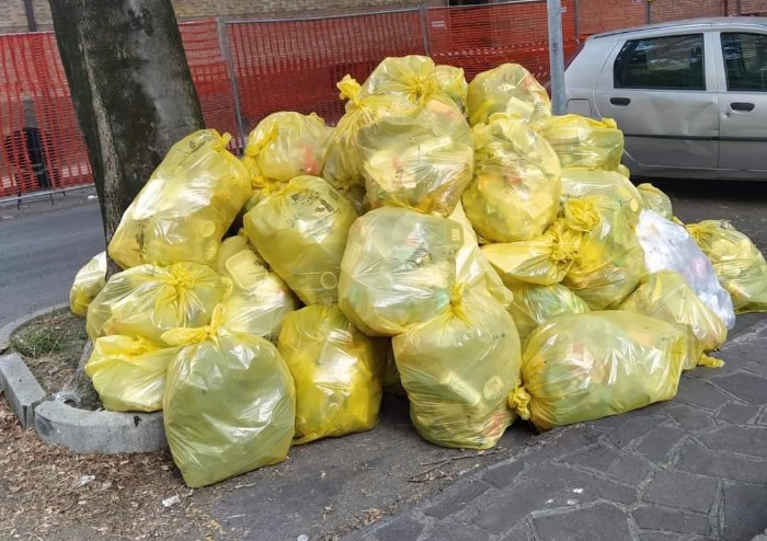 'Modena continua ad essere immersa nei rifiuti'