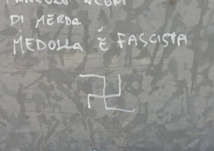 Medolla, svastiche e scritte inneggianti il fascismo: condanna Anpi