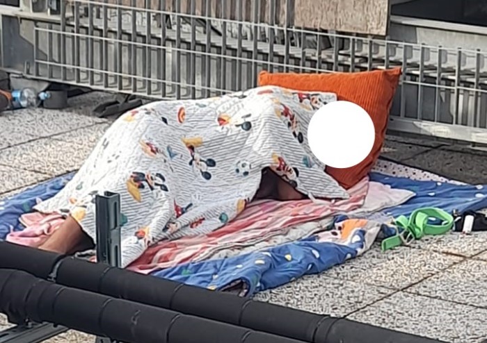 'Modena, Errenord: lucciole e clochard davanti a sede polizia locale?'