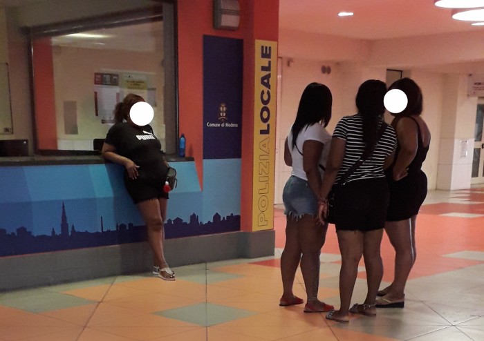 'Modena, Errenord: lucciole e clochard davanti a sede polizia locale?'