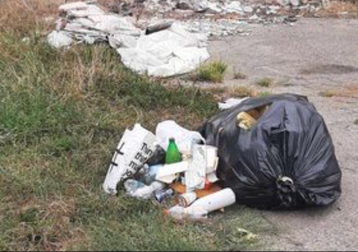 Caos differenziata, si moltiplicano abbandoni sui cigli delle strade