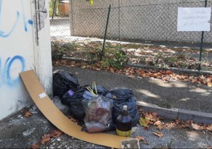 Caos differenziata, si moltiplicano abbandoni sui cigli delle strade
