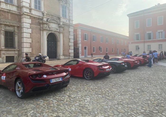Modena, piazza Roma invasa dalle Ferrari indonesiane