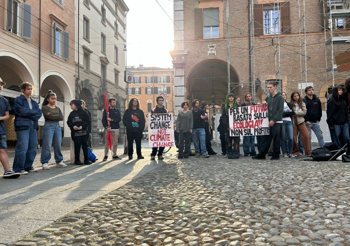 No alla Guerra, stop al caro scuola e ambiente: studenti in piazza