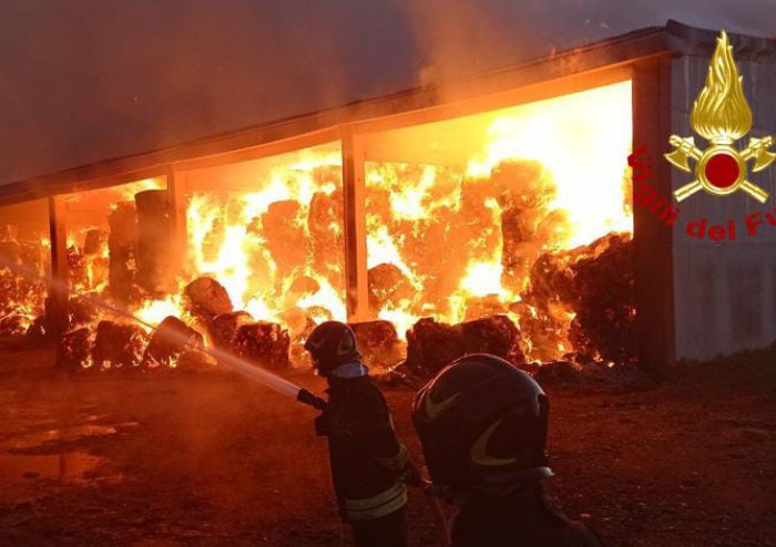 Albareto, incendio devasta fienile in una azienda agricola