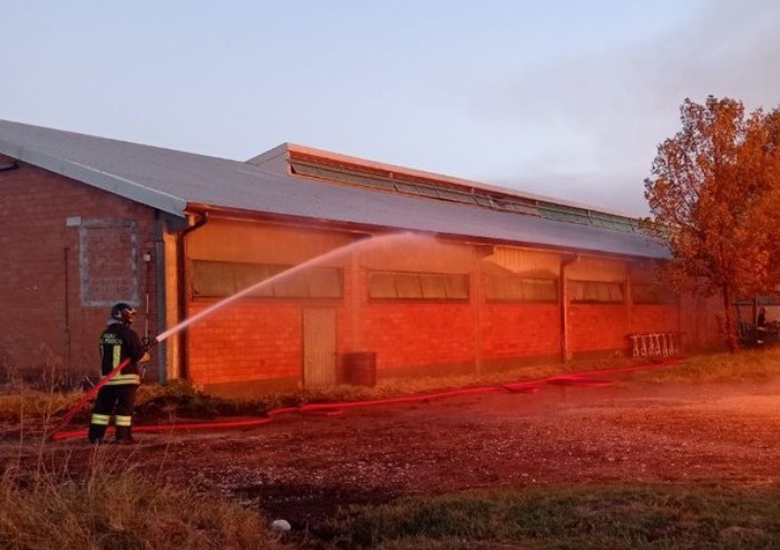 Albareto, incendio devasta fienile in una azienda agricola