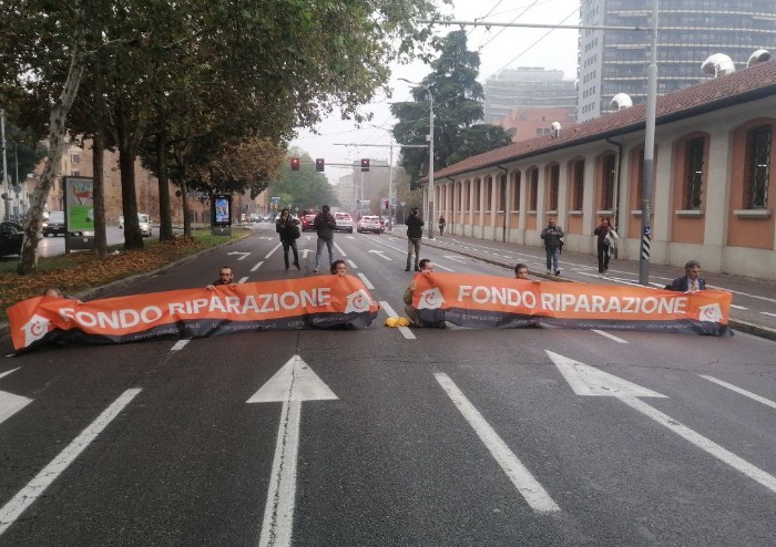 Gli attivisti di Ultima Generazione bloccano la via Emilia e la Porrettana: caos a Bologna