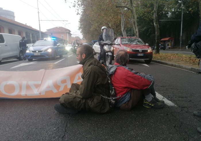 Gli attivisti di Ultima Generazione bloccano la via Emilia e la Porrettana: caos a Bologna