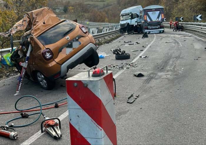 Scontro frontale auto-camion sull'Estense: tre morti, circolazione bloccata
