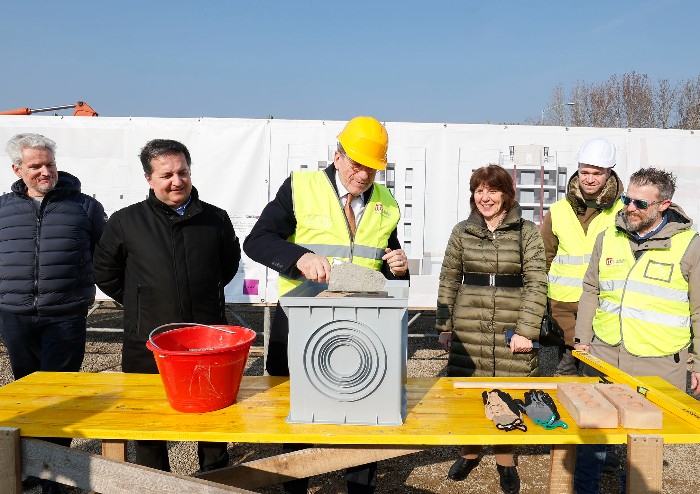 8,7 milioni di euro per 30 alloggi di edilizia sociale: il sindaco con cazzuola apre il cantiere su via Canaletto sud