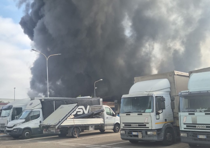 Modena, grave incendio alla Dsv di via Brigatti: Vigili del Fuoco da tutta la provincia