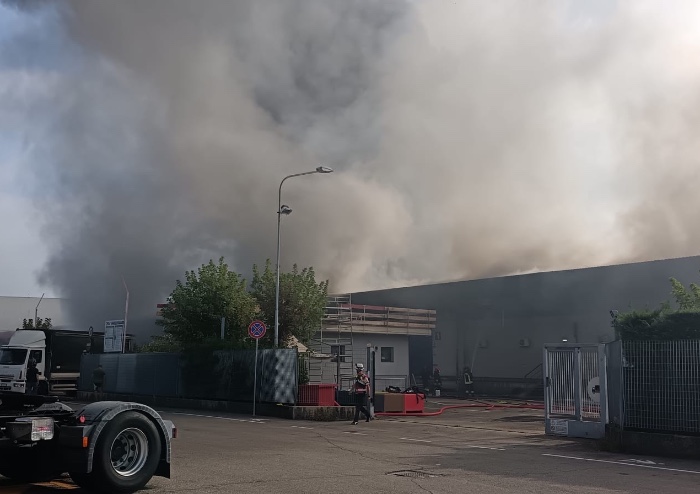 Modena, grave incendio alla Dsv di via Brigatti: Vigili del Fuoco da tutta la provincia