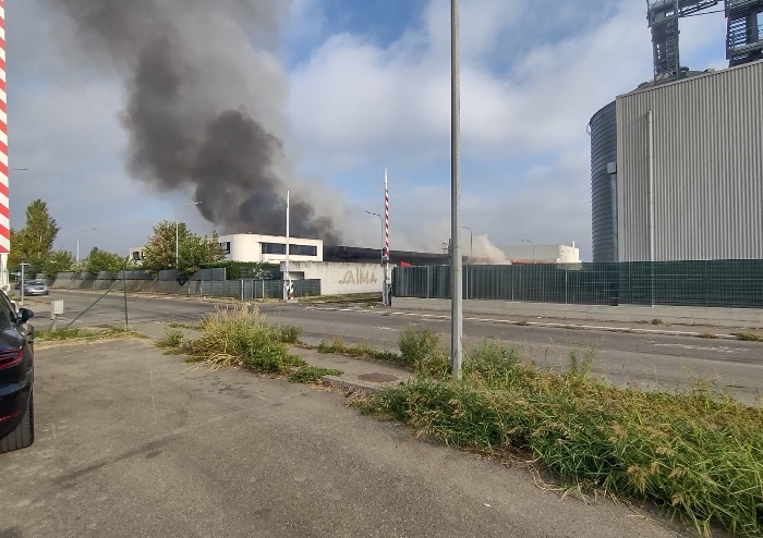 Modena, grave incendio alla Dsv di via Brigatti: Vigili del Fuoco da tutta la provincia