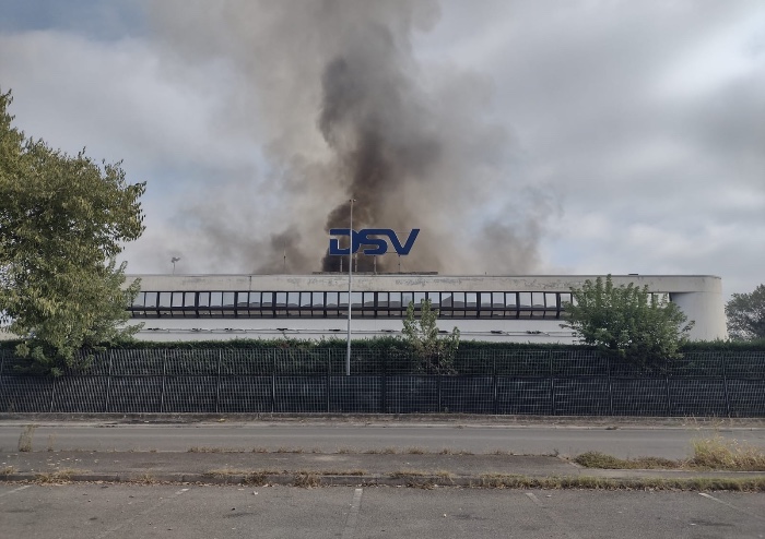 Modena, grave incendio alla Dsv di via Brigatti: Vigili del Fuoco da tutta la provincia