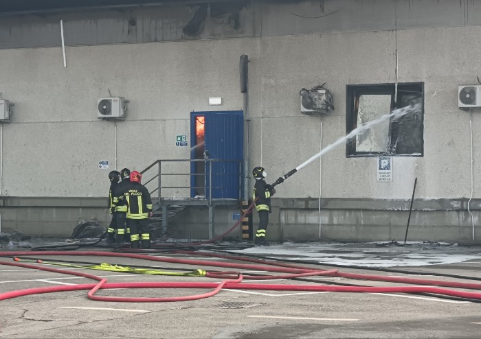 Modena, grave incendio alla Dsv di via Brigatti: Vigili del Fuoco da tutta la provincia
