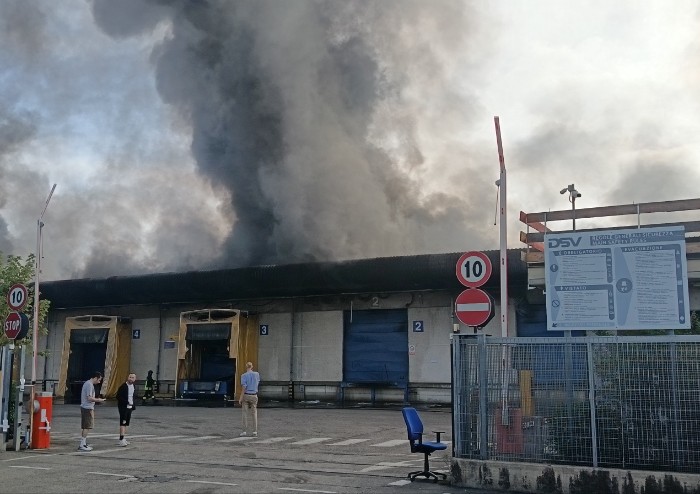 Modena, grave incendio alla Dsv di via Brigatti: Vigili del Fuoco da tutta la provincia