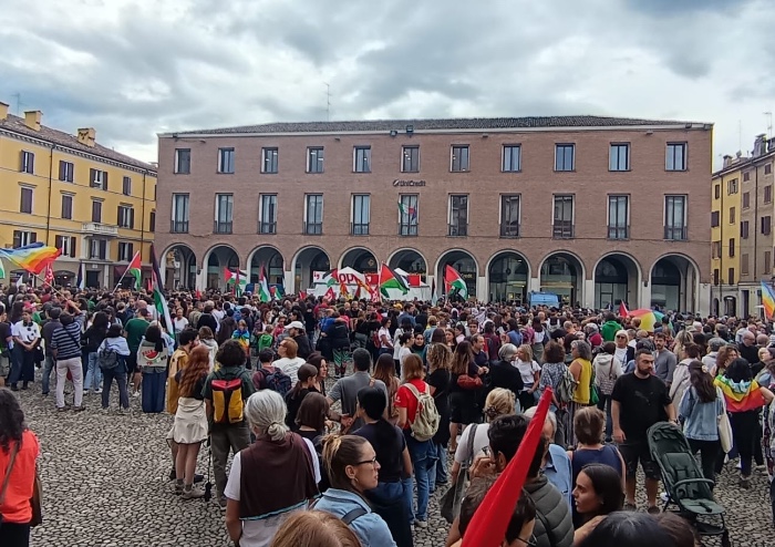 ‘Palestina libera’: a Modena piazza Grande gremita per Gaza