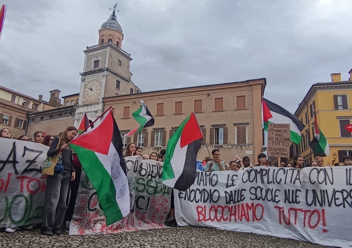 ‘Palestina libera’: a Modena piazza Grande gremita per Gaza