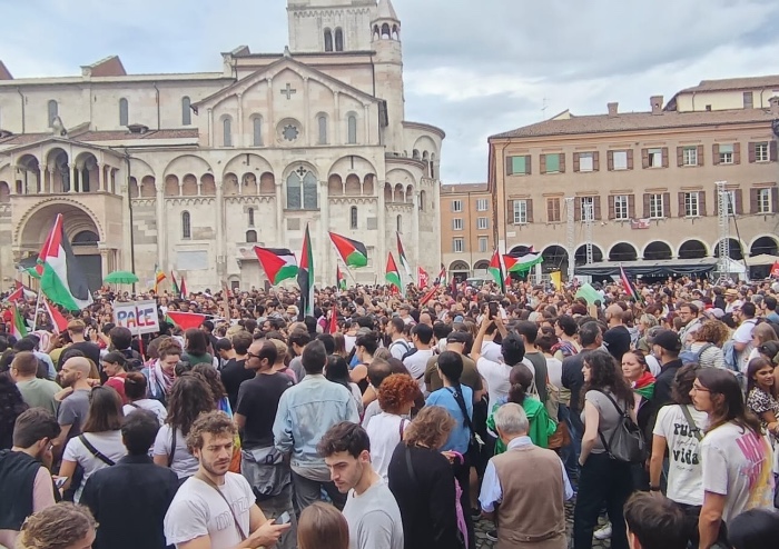 ‘Palestina libera’: a Modena piazza Grande gremita per Gaza