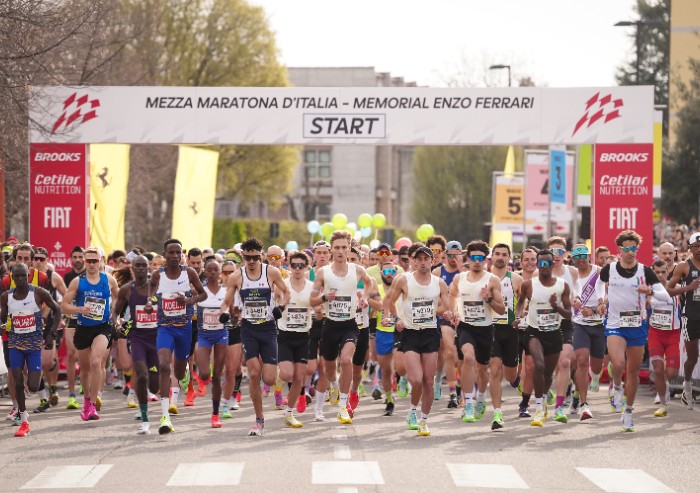 Correre nel cuore Ferrari: la Mezza Maratona memorial Enzo Ferrari replica lo spettacolo