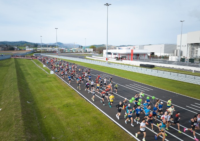 Correre nel cuore Ferrari: la Mezza Maratona memorial Enzo Ferrari replica lo spettacolo