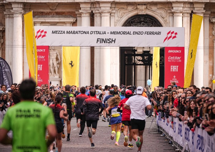 Correre nel cuore Ferrari: la Mezza Maratona memorial Enzo Ferrari replica lo spettacolo