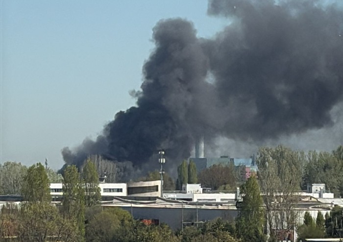 Modena, via Lussemburgo: a fuoco officina meccanica, colonna di fumo nella zona nord